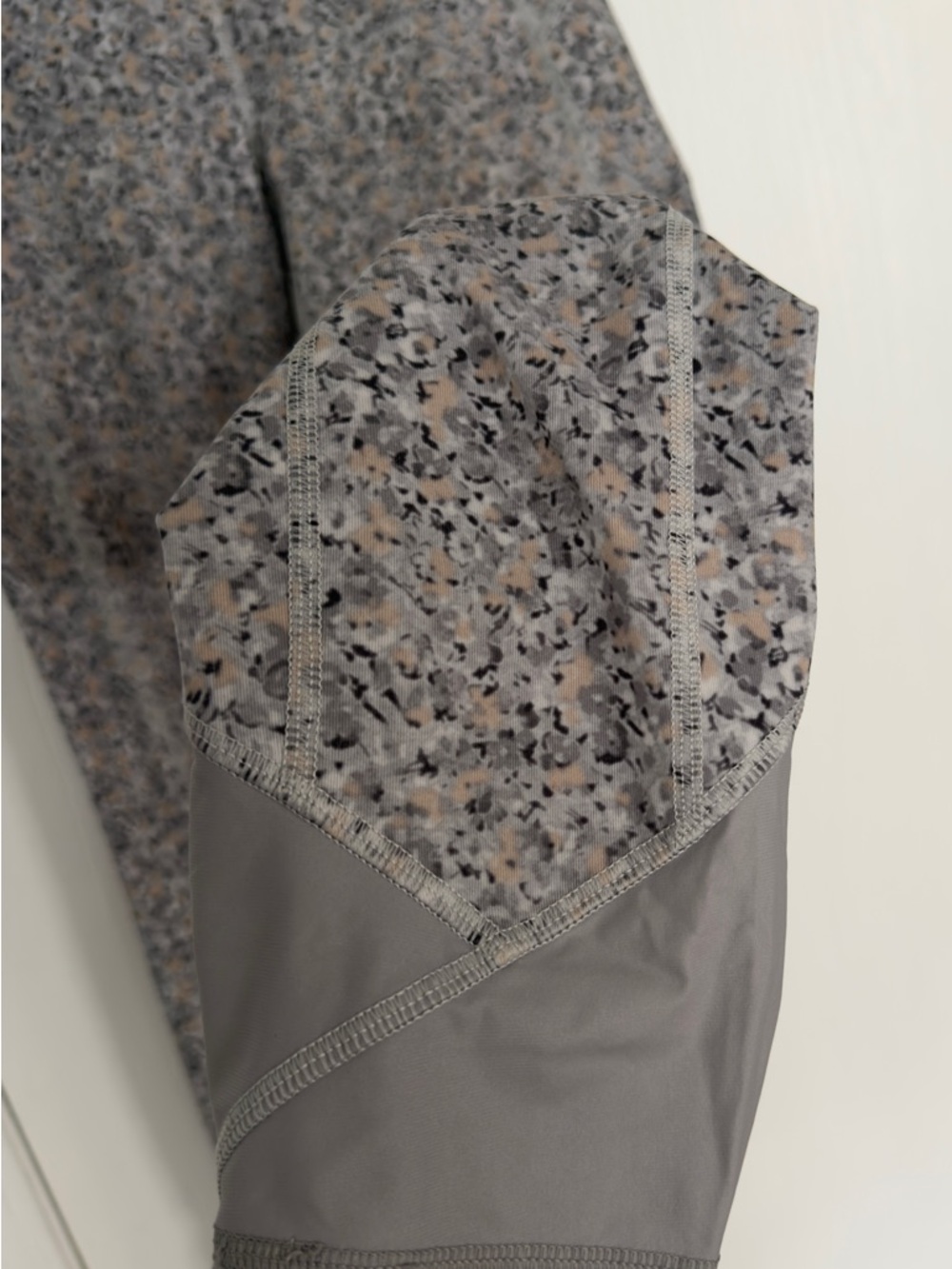 ✨ Lululemon Pace Queen Tight Size 4 Fleur Silver Spoon Cropped Leggings Size 4 - Picture 8 of 12